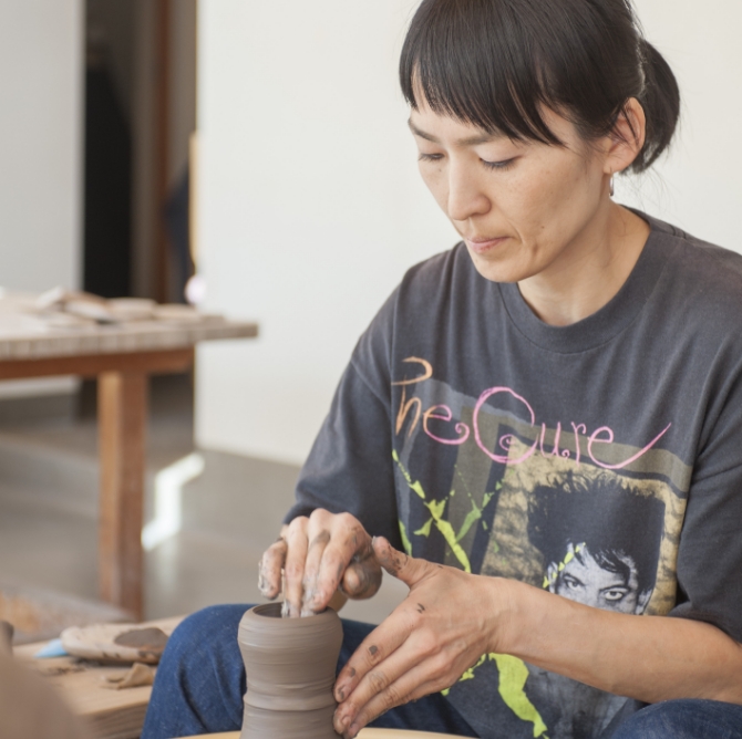 陶芸をする女性