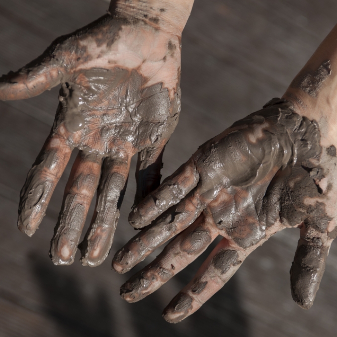 陶芸をする女性の手