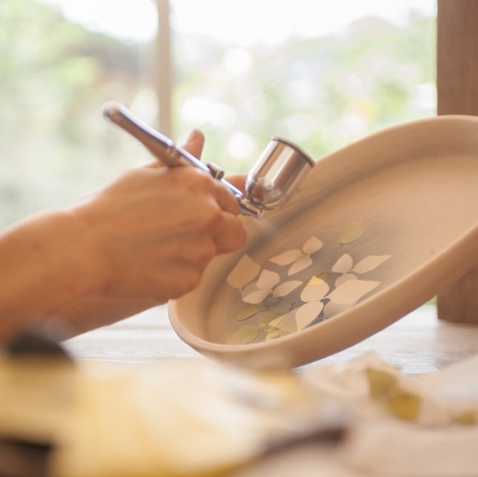 作品に色を乗せている画像